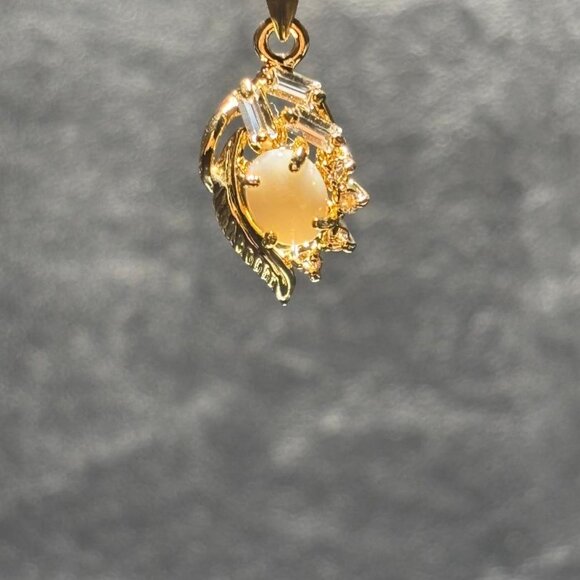 Vintage Coral Pendant Necklace, Dolphin Ore 18K Gold Electroplate - Picture 4 of 7